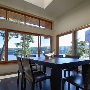 architecture stupéfiante pour une maison bois en bord de mer - salle a manger avec vue panoramique