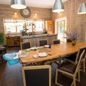 maison vue de l'intérieur, salle à manger