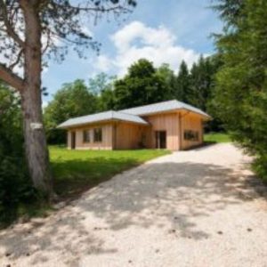 maison bois bue de l'extérieur en campagne