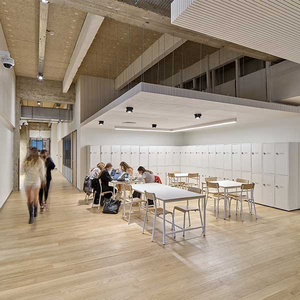 Dans les pièces qui présentent une hauteur de plafond particulièrement élevée, des plafonds acoustiques efficaces ont été
suspendus au plafond brut dans des zones sélectionnées, comme ici au-dessus de postes de travail désignés. Pour cela, les
panneaux acoustiques LIGNO® laqués blancs ont été découpés avec précision.
Crédit photo : Lignotrend / © Fotos: Michel Denancé