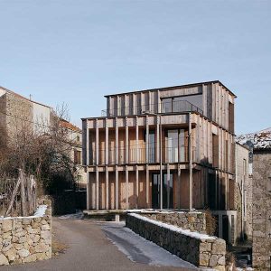 Logements collectifs en pin laricio en Corse - PNCB 2023 ©Julien Kerdraon
