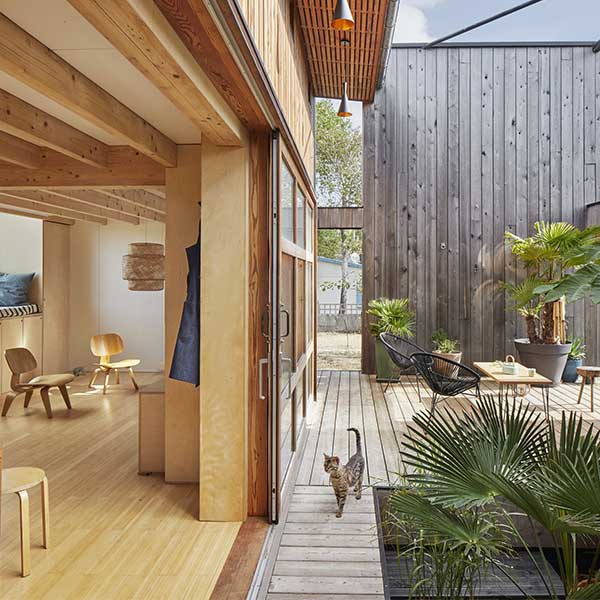 Intérieur et patio d'une maison bois dans les dunes dans la Somme - PNCB 2023 ©Jérémie Léon