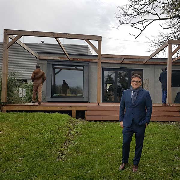 Jonathan Duffié, co-fondateur et président d'Ademeure devant la maison témoin M à Langon © Claire Thibault 