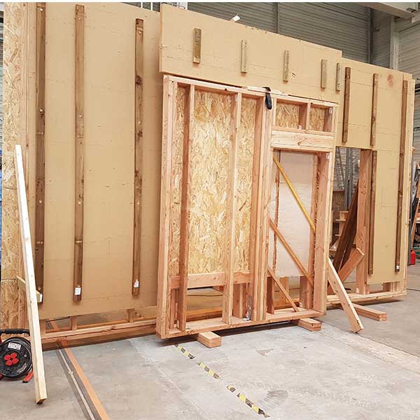 Les murs en ossature bois sont préfabriqués en atelier à Langon sur le site d'Ademeure © Claire Thibault 