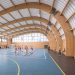 L'intérieur du gymnase en bois, proposé par Mathis pour les communes