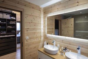 maison bois - noir - Suisse - Kontio - Franck Paubel - salle de bain