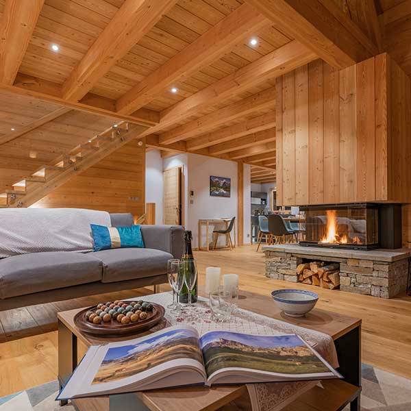 chalet bois - France - Chalets Lombard Vasina - Jonathann Dupieux - salle de séjour - cheminée