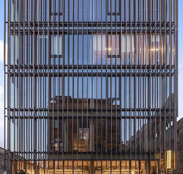 black and white - Londres - Royaume-Uni - bâtiment bois - Waugh Thistleton Architects - WTA - Daytrip - studio de design - matériaux biosourcés