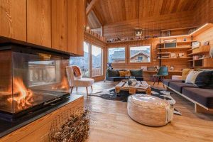 chalet bois - Serre Chevalier - Chalets Lombard Vasina - Jonathann Dupieux - Alpes photographies - salle de séjour - cheminée