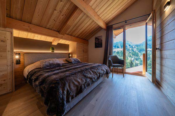 maison bois - chalet - Alpes - Montgenèvre - Chalets Lombard Vasina - Jonathann Dupieux - Alpes Photographies - chambre à coucher