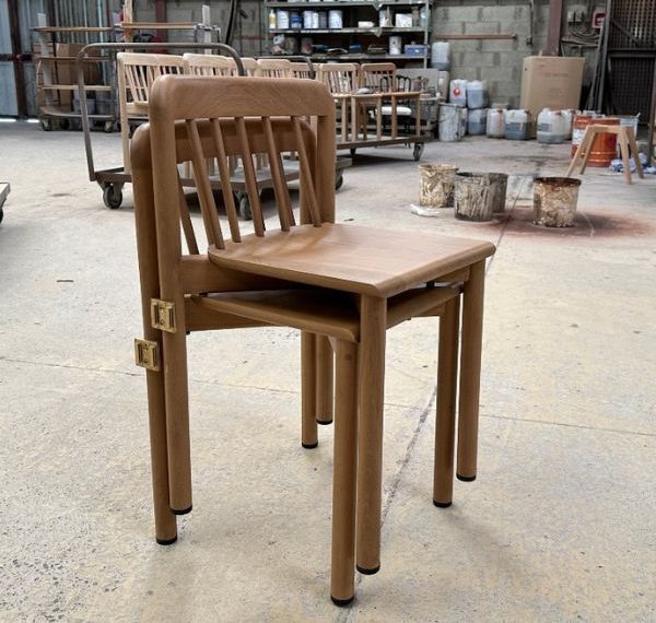 2 chaises en bois massif
