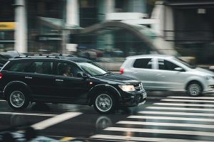 voiture noir circulant en ville