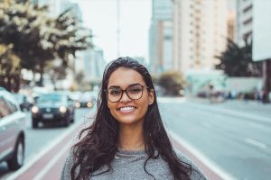 fille souriant avec lunettes